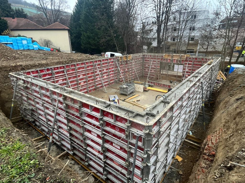 Klosterneuburg Feldergasse:  Dichtbeton Keller mit Viel Stützmauer Wände